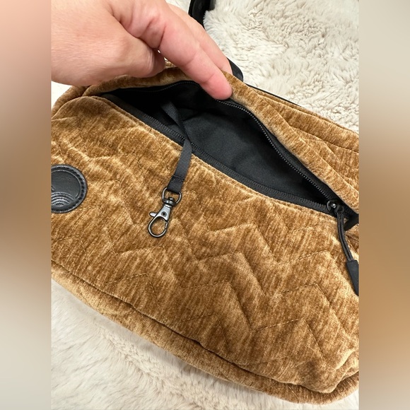 BNWT TushBaby The Pack in Sable Velvet - Picture 6 of 11